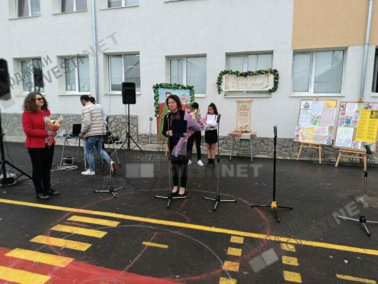 „Върви народе възродени”звуча в кв.”Боровец”,кметът на Кърджали награди училище „П.Яворов”