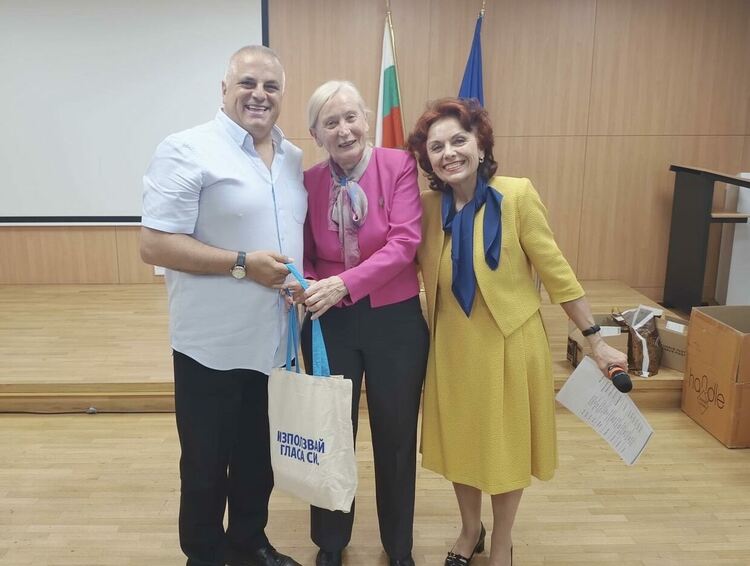 Евроклубът в „Славейков“ с награда за видео за евроизборите