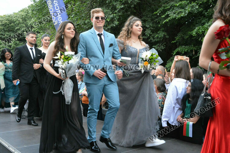 Гайдари на бала на Езиковата гимназия в Хасково