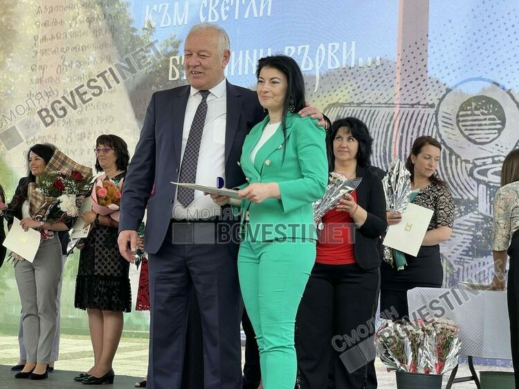 Репортерът и водещ на еТВ и СмолянБгвести Анелия Веселинова с Годишната награда за журналистика / ГАЛЕРИЯ/