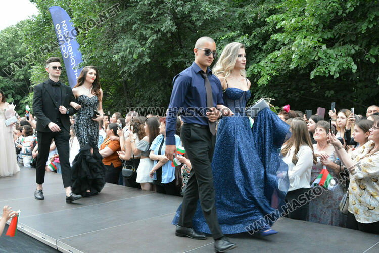 Гайдари на бала на Езиковата гимназия в Хасково