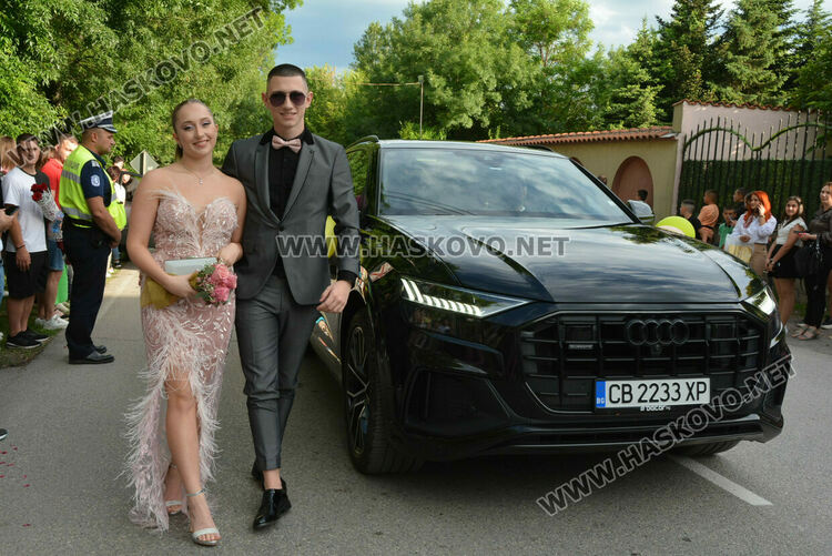 Гайдари на бала на Езиковата гимназия в Хасково