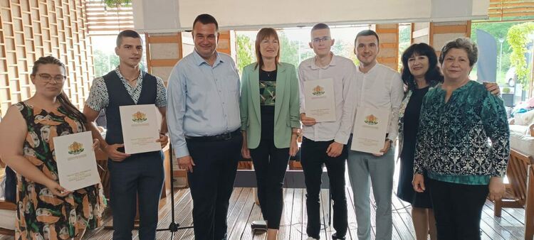 Областният управител награди ученици,учители и творци за 24 май