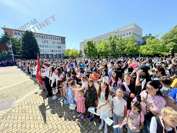 Хиляди честваха 24 май в центъра на Димитровград