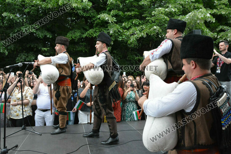 Гайдари на бала на Езиковата гимназия в Хасково