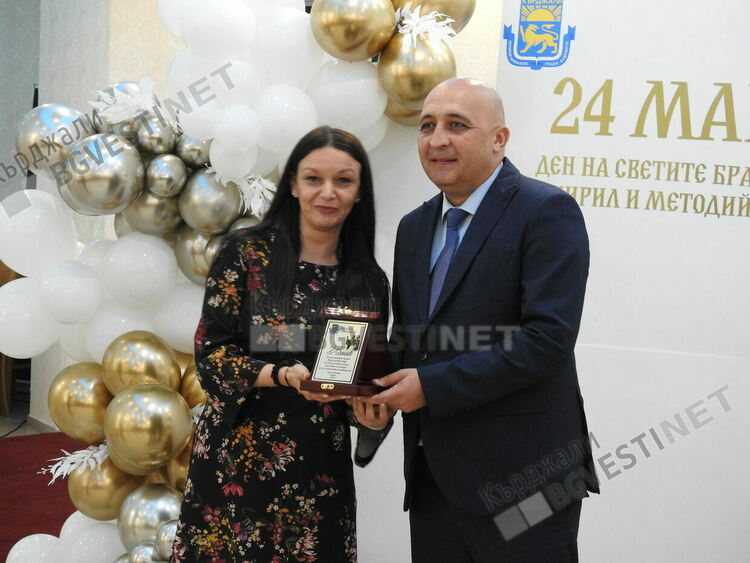 Кметът на Кърджали награди учители, творци и дейци на културата по случай 24 май