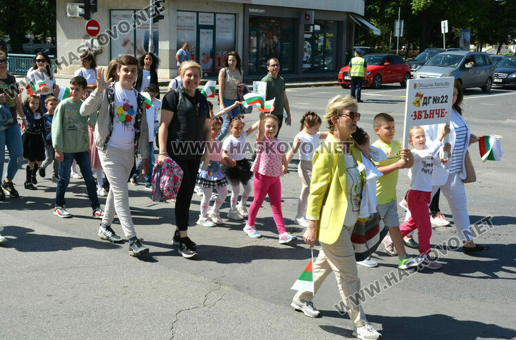 Празнично шествие за 24 май в Хасково, връчиха отличията „Ученик на годината“