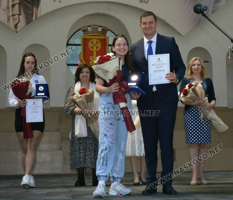 Празнично шествие за 24 май в Хасково, връчиха отличията „Ученик на годината“