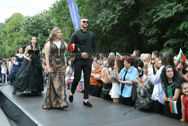 Гайдари на бала на Езиковата гимназия в Хасково