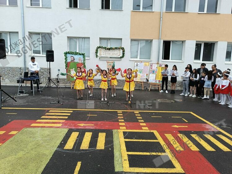 „Върви народе възродени”звуча в кв.”Боровец”,кметът на Кърджали награди училище „П.Яворов”