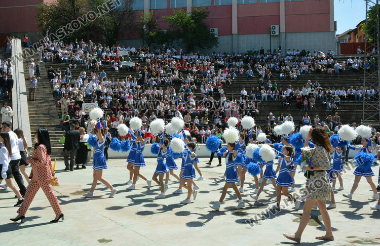 Празнично шествие за 24 май в Хасково, връчиха отличията „Ученик на годината“