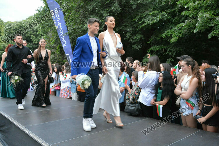 Гайдари на бала на Езиковата гимназия в Хасково