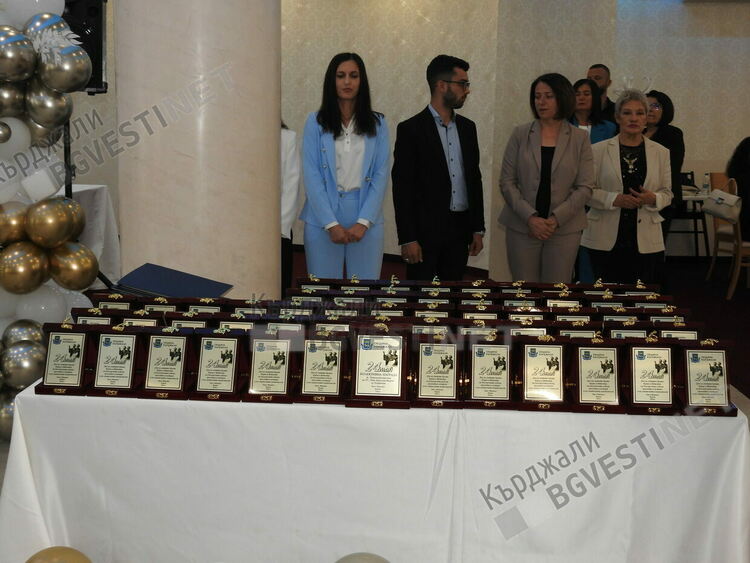 Кметът на Кърджали награди учители, творци и дейци на културата по случай 24 май