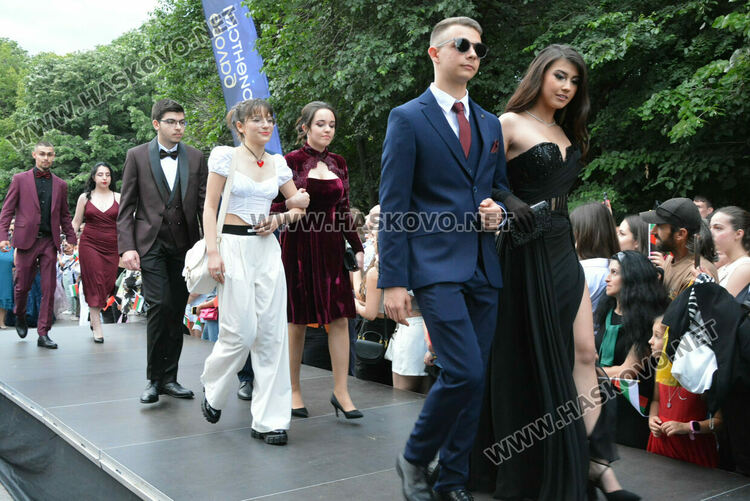 Гайдари на бала на Езиковата гимназия в Хасково