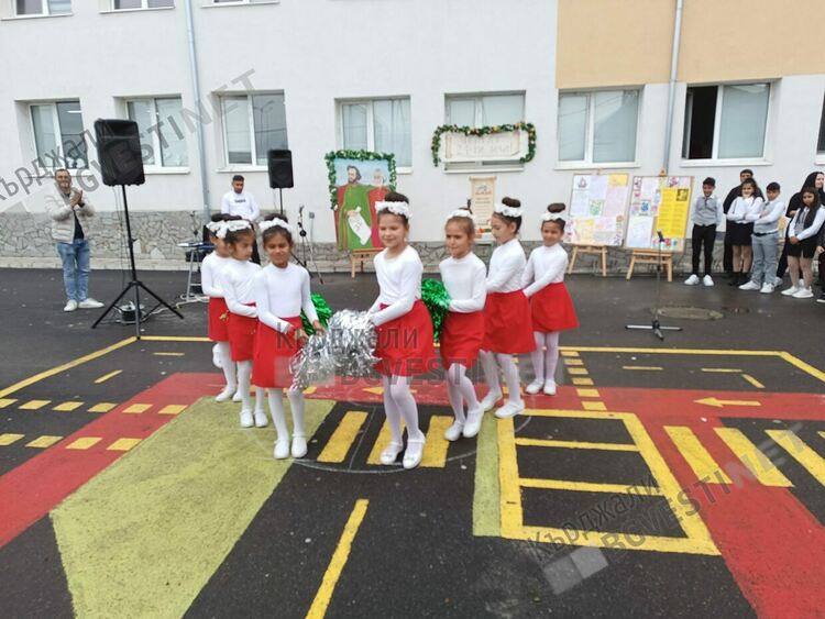 „Върви народе възродени”звуча в кв.”Боровец”,кметът на Кърджали награди училище „П.Яворов”