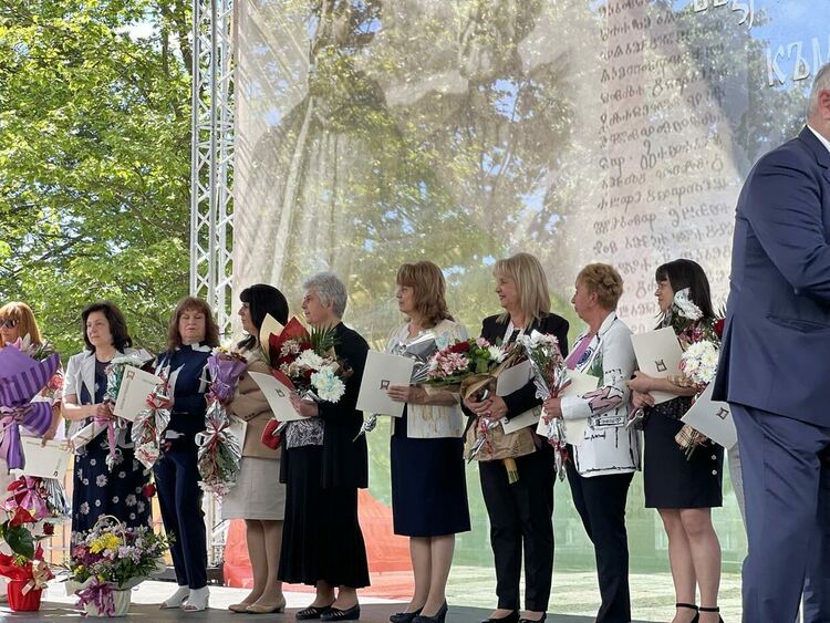 Репортерът и водещ на еТВ и СмолянБгвести Анелия Веселинова с Годишната награда за журналистика / ГАЛЕРИЯ/