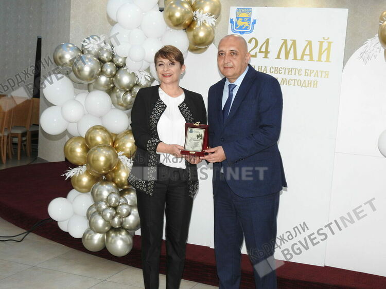 Кметът на Кърджали награди учители, творци и дейци на културата по случай 24 май