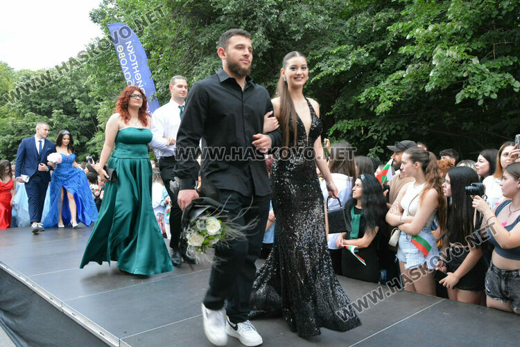 Гайдари на бала на Езиковата гимназия в Хасково