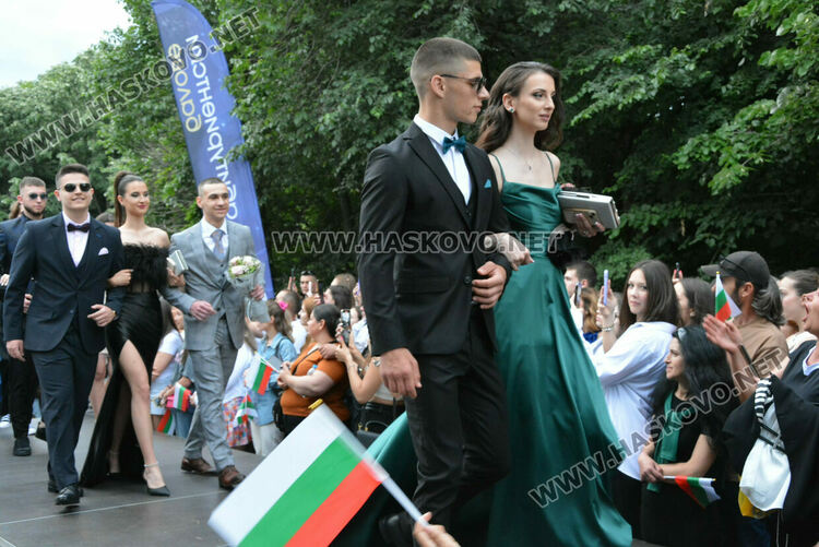 Гайдари на бала на Езиковата гимназия в Хасково