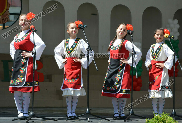 Празнично шествие за 24 май в Хасково, връчиха отличията „Ученик на годината“
