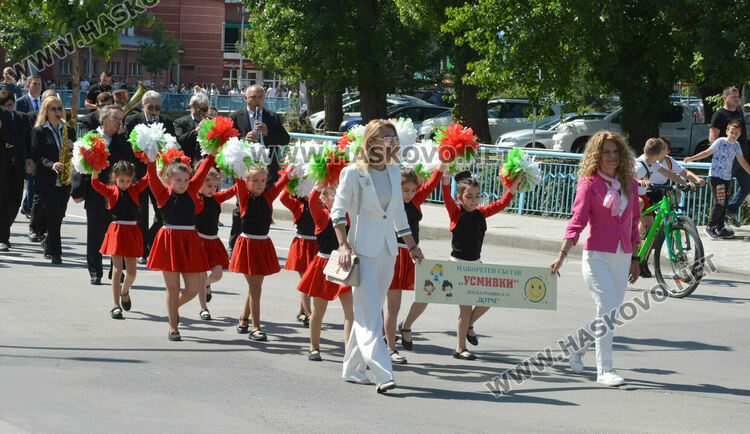 Празнично шествие за 24 май в Хасково, връчиха отличията „Ученик на годината“