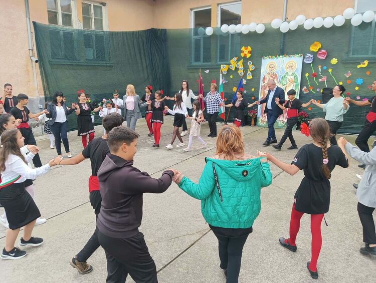 Учениците от Караджалово почетоха Кирил и Методий