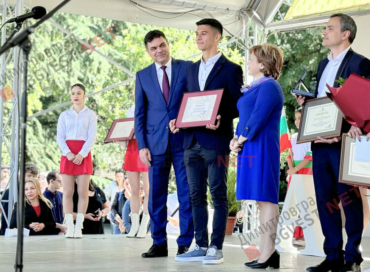 Хиляди честваха 24 май в центъра на Димитровград