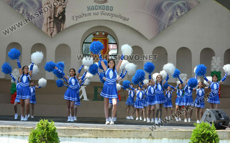 Празнично шествие за 24 май в Хасково, връчиха отличията „Ученик на годината“