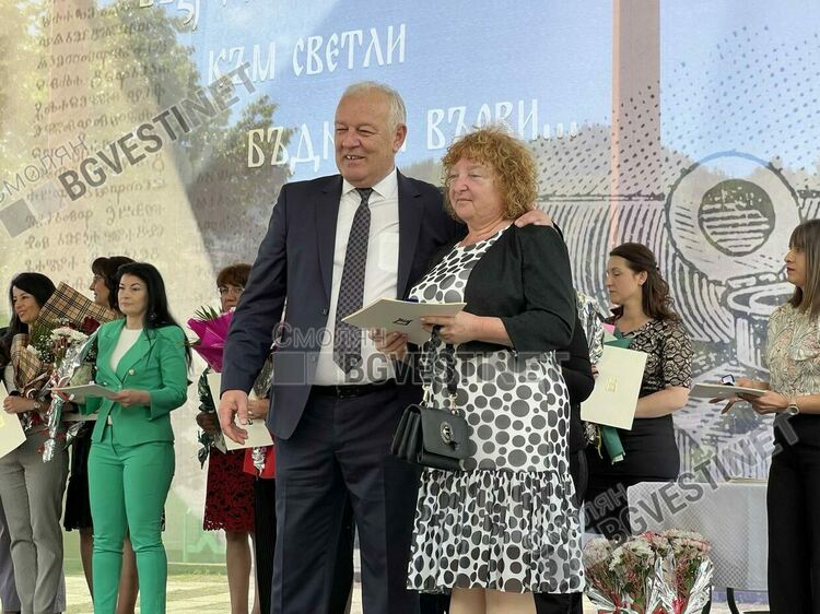 Репортерът и водещ на еТВ и СмолянБгвести Анелия Веселинова с Годишната награда за журналистика / ГАЛЕРИЯ/