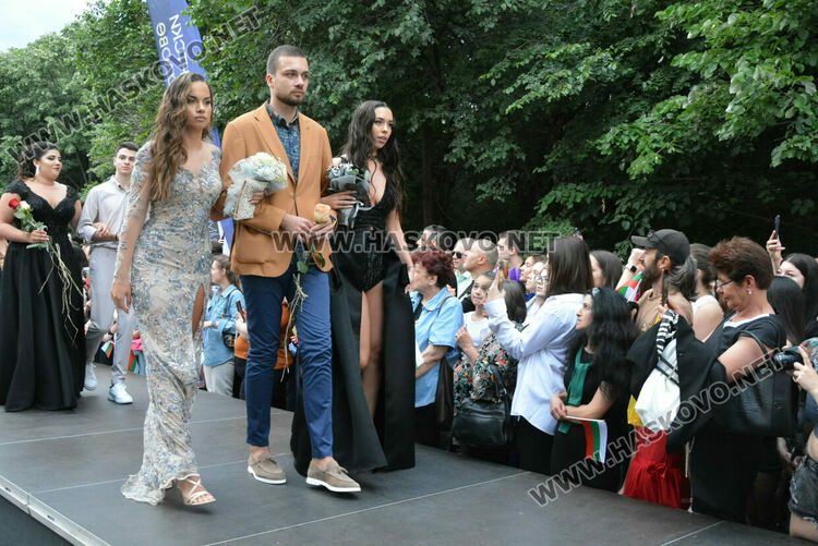 Гайдари на бала на Езиковата гимназия в Хасково