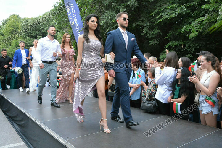 Гайдари на бала на Езиковата гимназия в Хасково