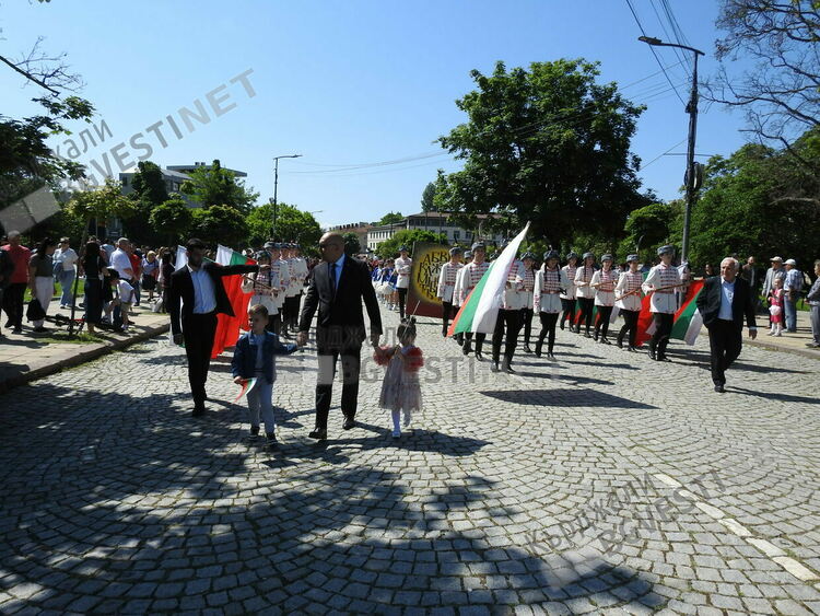 С празнично шествие и тържествен ритуал, кърджалийци отбелязаха 24 май