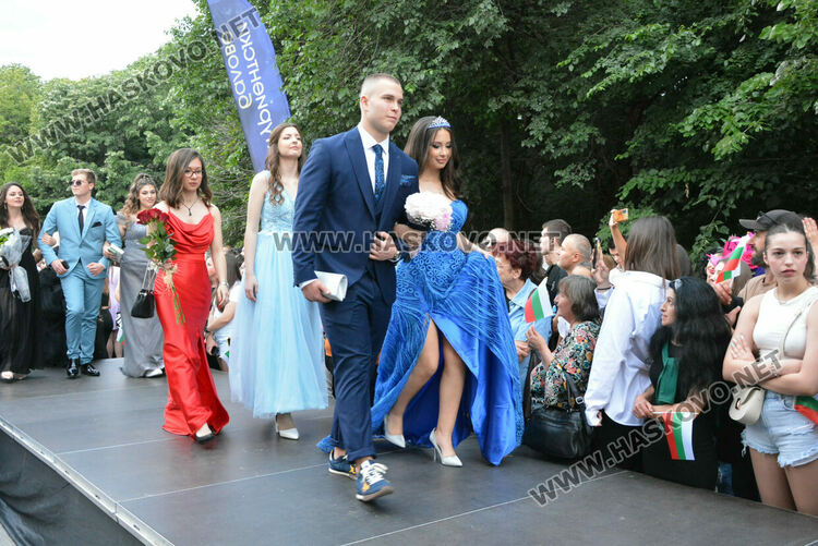 Гайдари на бала на Езиковата гимназия в Хасково