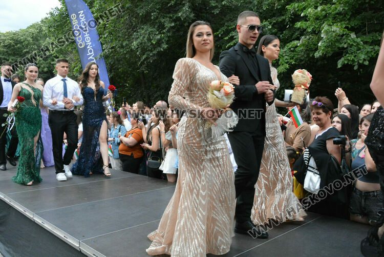 Гайдари на бала на Езиковата гимназия в Хасково