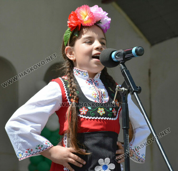 Празнично шествие за 24 май в Хасково, връчиха отличията „Ученик на годината“