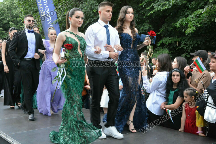 Гайдари на бала на Езиковата гимназия в Хасково