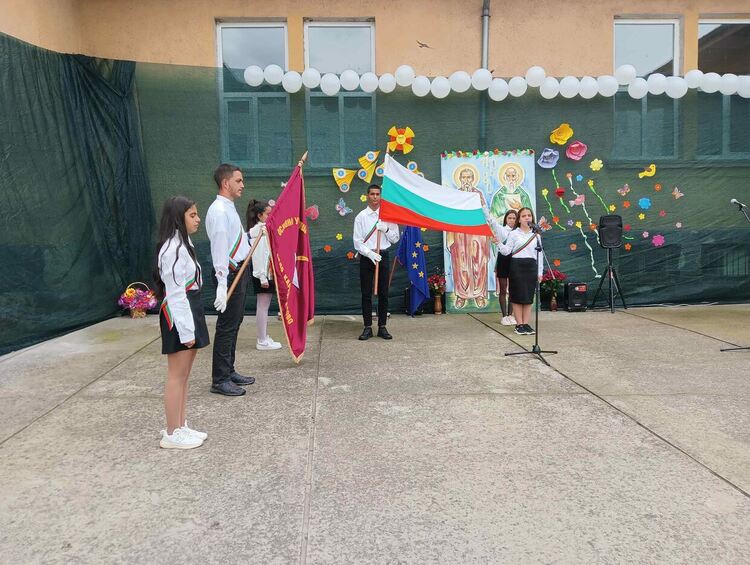Учениците от Караджалово почетоха Кирил и Методий