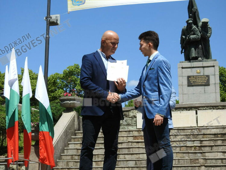 За 24-та поредна година Ротари клуб Кърджали отличи водещи ученици от общината