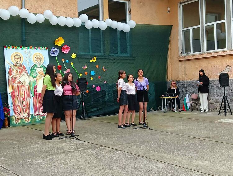 Учениците от Караджалово почетоха Кирил и Методий