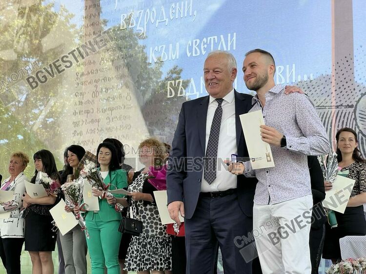 Репортерът и водещ на еТВ и СмолянБгвести Анелия Веселинова с Годишната награда за журналистика / ГАЛЕРИЯ/
