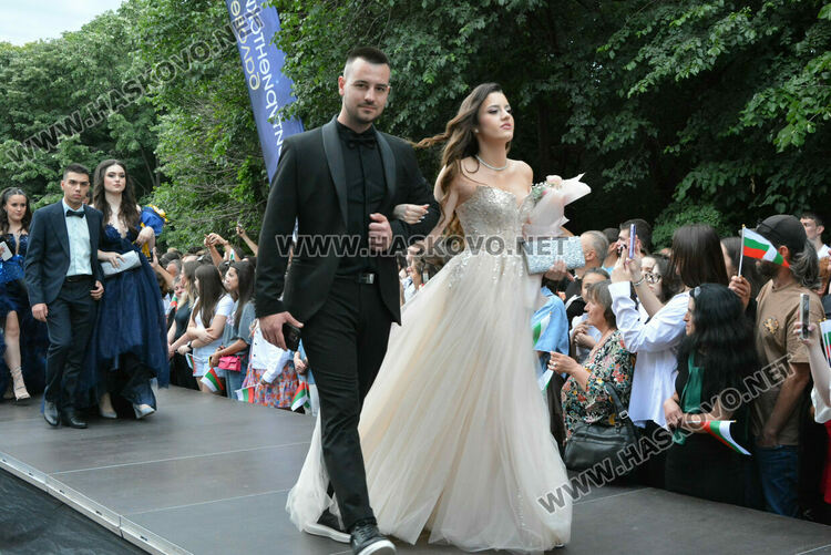 Гайдари на бала на Езиковата гимназия в Хасково