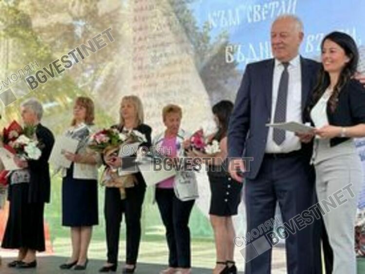 Репортерът и водещ на еТВ и СмолянБгвести Анелия Веселинова с Годишната награда за журналистика / ГАЛЕРИЯ/