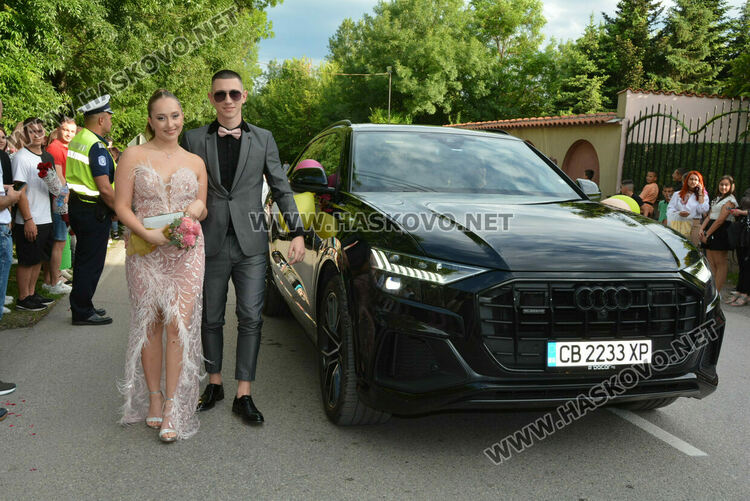 Гайдари на бала на Езиковата гимназия в Хасково