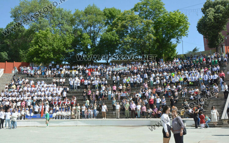 Празнично шествие за 24 май в Хасково, връчиха отличията „Ученик на годината“