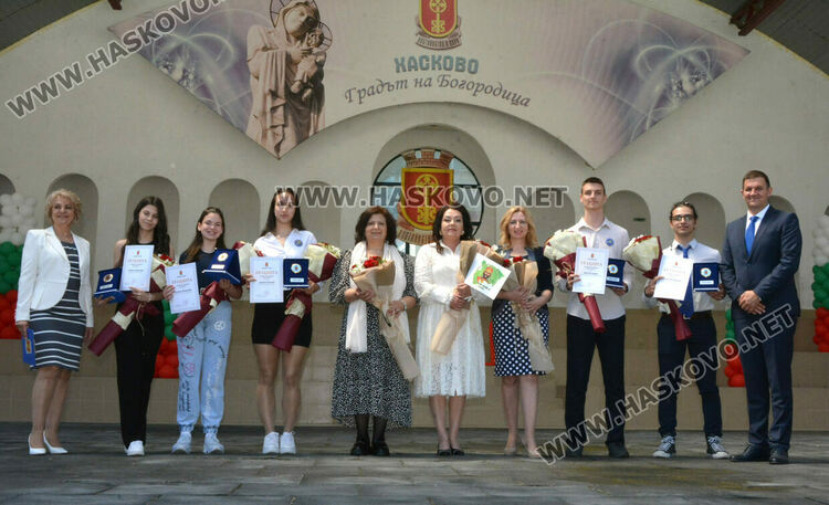 Празнично шествие за 24 май в Хасково, връчиха отличията „Ученик на годината“