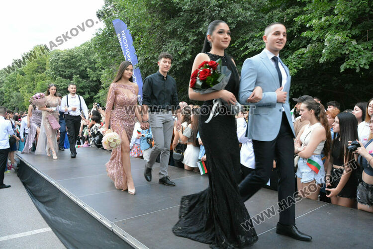 Гайдари на бала на Езиковата гимназия в Хасково