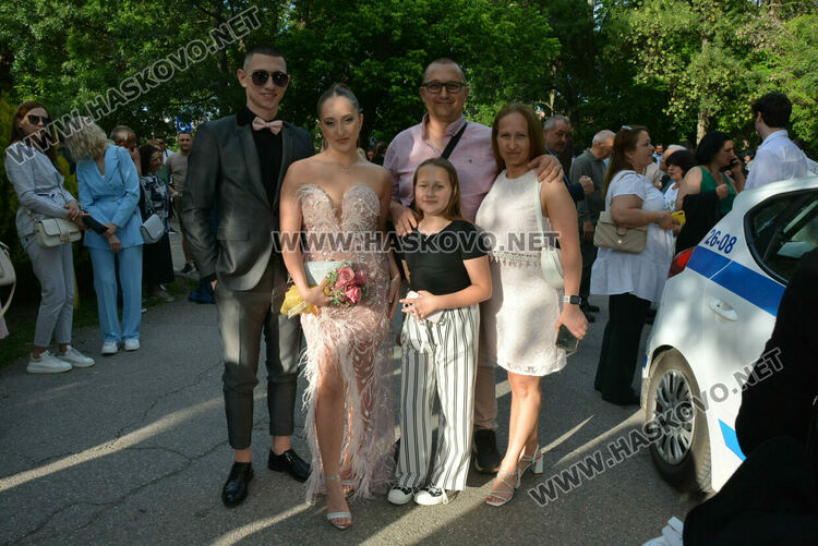 Гайдари на бала на Езиковата гимназия в Хасково