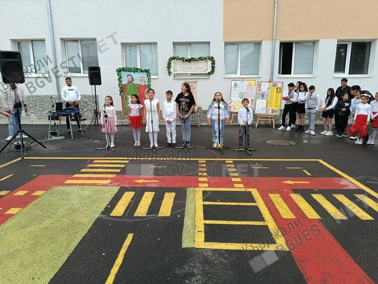 „Върви народе възродени”звуча в кв.”Боровец”,кметът на Кърджали награди училище „П.Яворов”