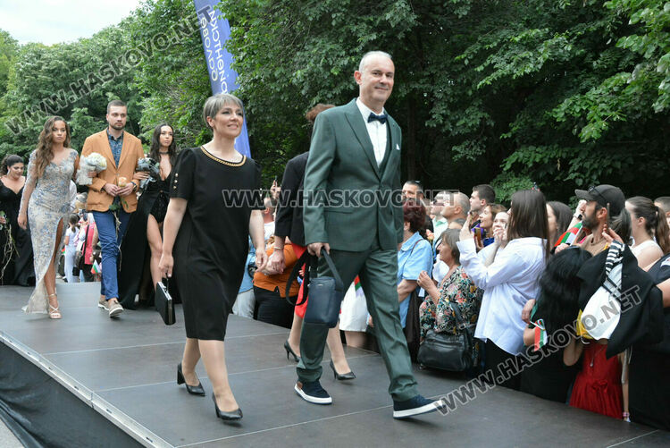 Гайдари на бала на Езиковата гимназия в Хасково