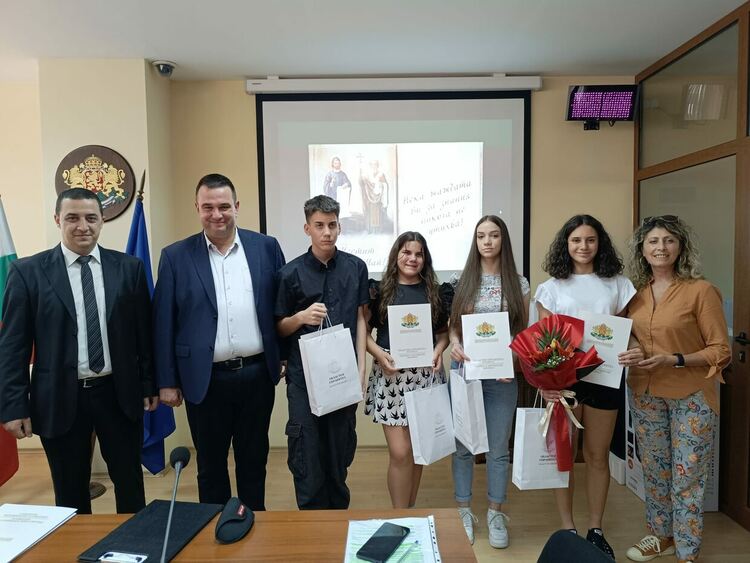 Областният управител награди ученици,учители и творци за 24 май